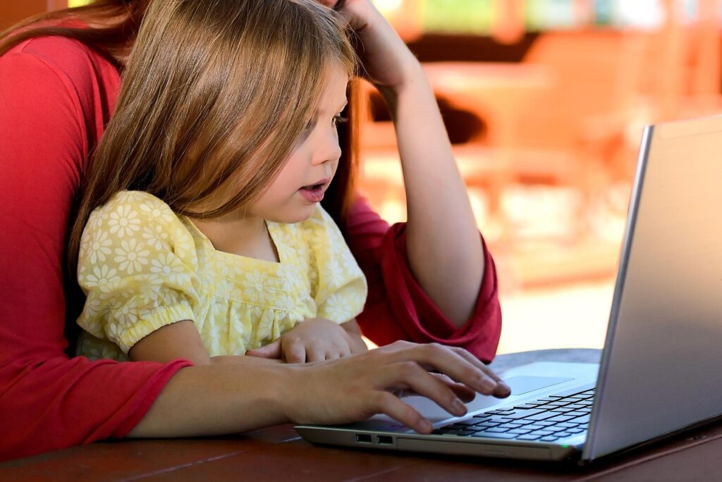 プログラミングを学ぶ子供向けの英語教材はどれが最適？